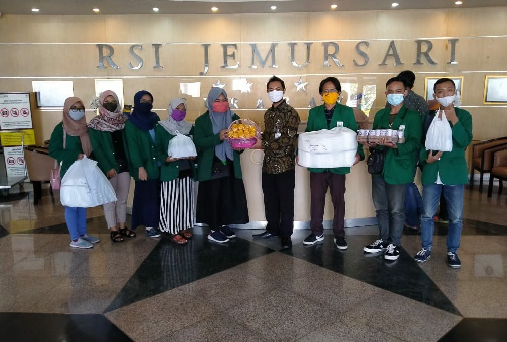 BEM FKes Salurkan Donasi APD, Susu dan Buah ke RSI Jemursari