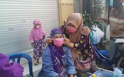 Cegah Penularan Covid Di Pasar, Tim Pengabdian Masyarakat Unusa Bagikan Masker dan Hand Sanitizer