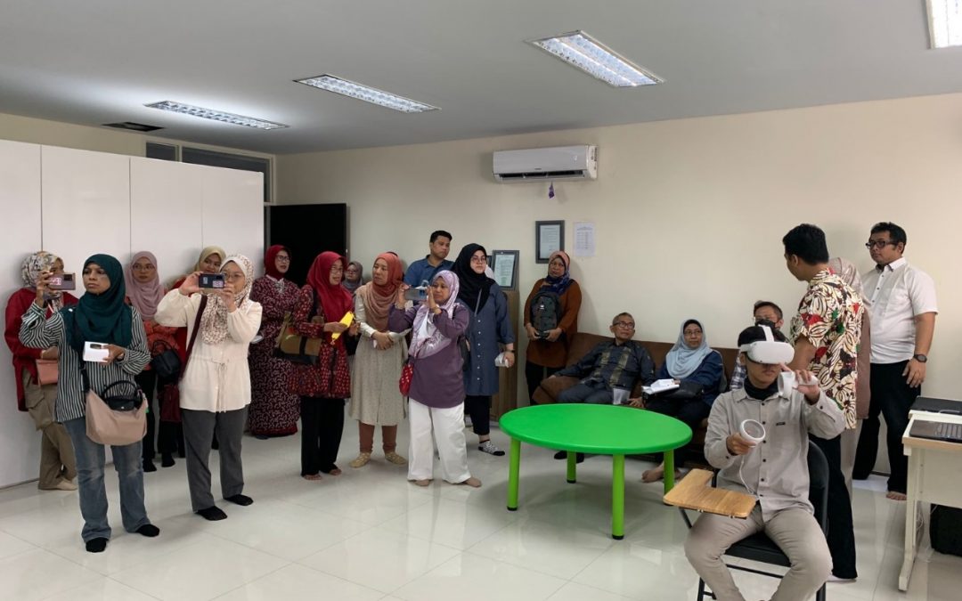 KUNJUNGAN UNIVERSITI PUTRA MALAYSIA KE UNIVERSITAS NAHDLATUL ULAMA SURABAYA DI RUANG LAB VR UNUSA