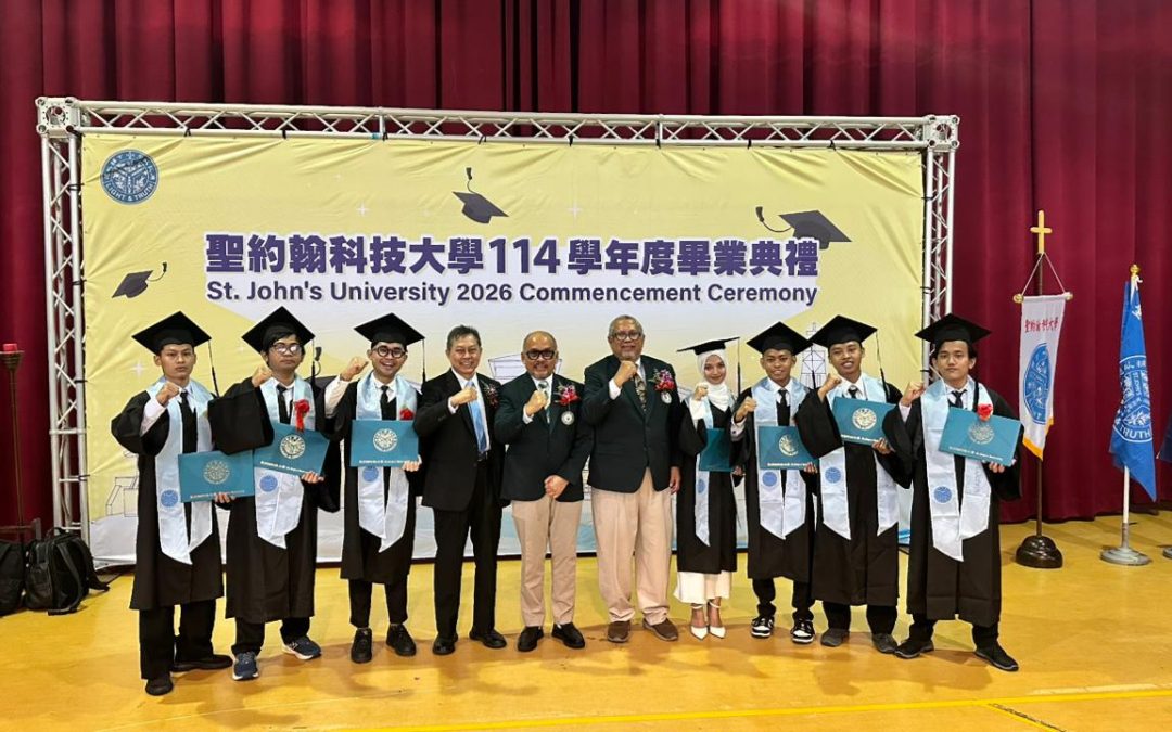 Tujuh mahasiswa Sistem Informasi UNUSA bersama Rektor dan jajaran St. John's University saat wisuda Program INTENSE di Taiwan.