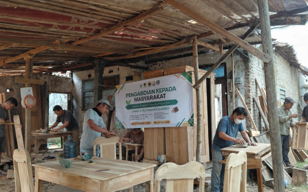 Dr. Endah Tri Wahyuningtyas bersama tim pengabdian dosen saat mendampingi pemilik UMKM UD Sumber Rejeki Mojokerto dalam penyusunan laporan keuangan digital, perhitungan HPP, dan optimalisasi media sosial furnitur kayu.