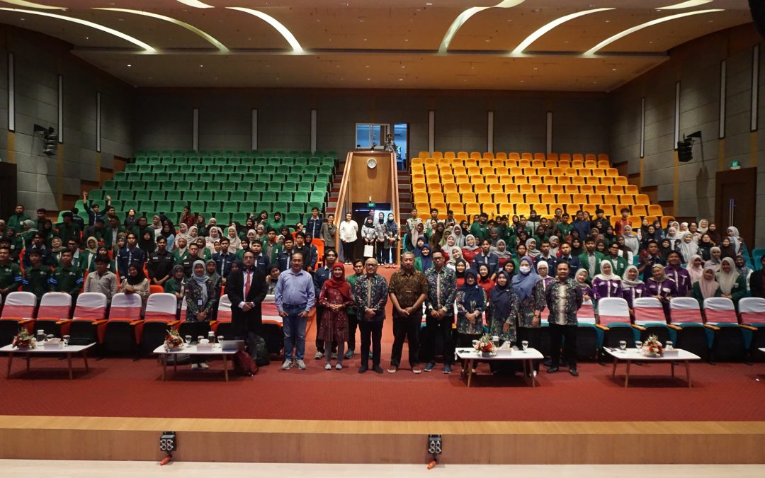 Suasana seminar dan workshop keamanan siber "Smart Digital Generation" yang diadakan oleh HIMASI UNUSA dan PT Prosperita Mitra Indonesia di Auditorium UNUSA Surabaya.
